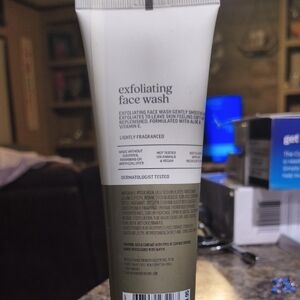 Bath & Body Works Exfoliating Face Wash - White and Green